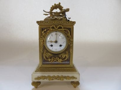 Pendule borne en bronze ciselé et doré et...