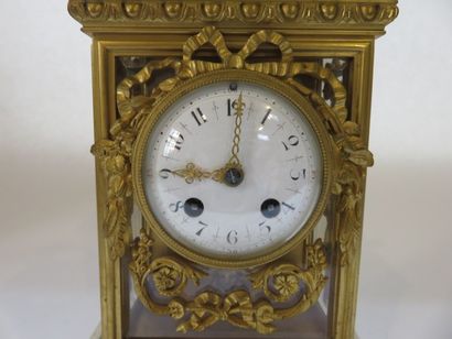 Pendule borne en bronze ciselé et doré et...