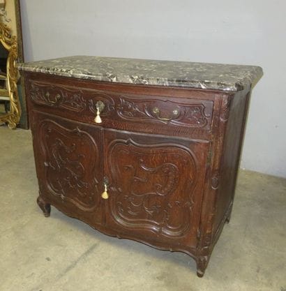 Buffet légèrement galbé en façade en chêne...