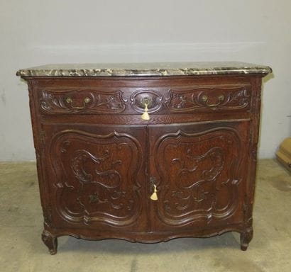 Buffet légèrement galbé en façade en chêne...