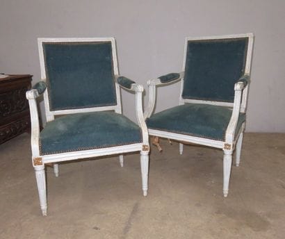 Paire de fauteuils en bois laqué gris mouluré...