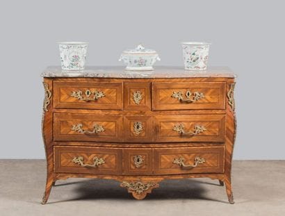 Commode galbée et bombée en placage de satiné,...
