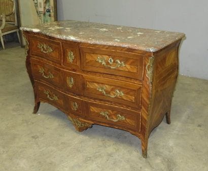 Commode galbée et bombée en placage de satiné,...