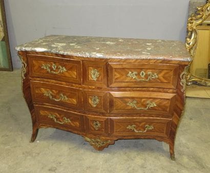 Commode galbée et bombée en placage de satiné,...