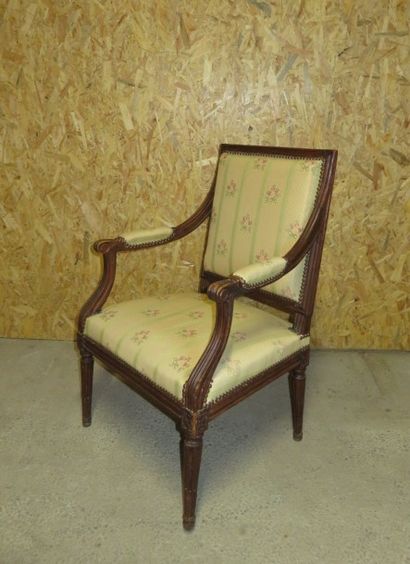 Fauteuil en hêtre teinté mouluré et sculpté...