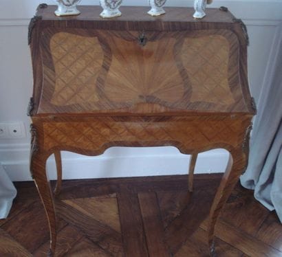 Bureau de pente galbé en façade et sur les...