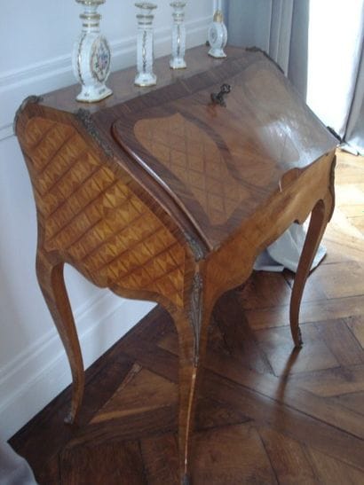 Bureau de pente galbé en façade et sur les...