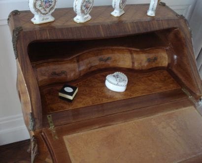 Bureau de pente galbé en façade et sur les...