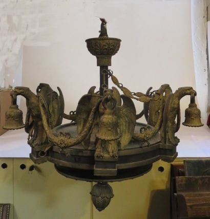 Lustre en tôle patinée noire et bronze doré....