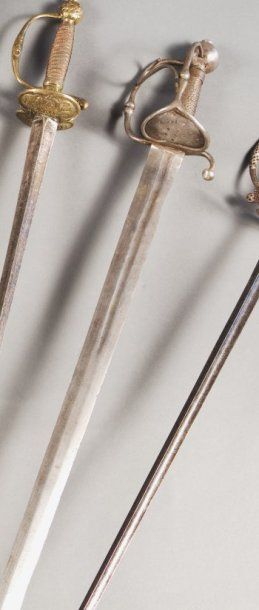 Forte épée de cavalerie. Fusée filigranée...