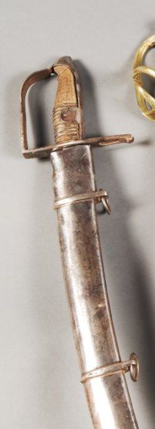 Sabre de hussard autrichien. Poignée en bois...