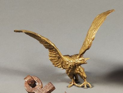 Aigle à l'envol en bronze ciselé doré. Monté...
