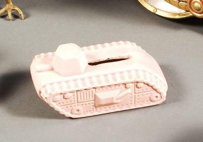 Tirelire en forme de tank en porcelaine rose....