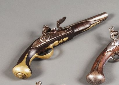 Pistolet à silex. Canon rond à méplat au...