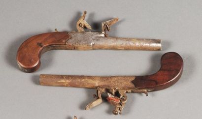 Paire de pistolets à coffre à silex. Canons...