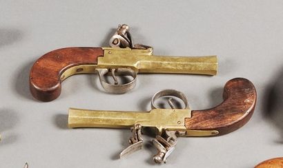 Paire de pistolets à coffres, à silex. Canons...