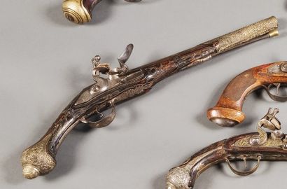 Pistolet à silex ottoman. Canon rond à méplat...