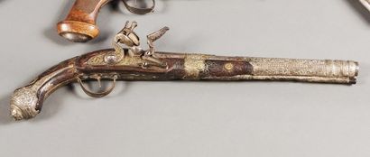 Pistolet à silex oriental. Canon rond, gravé...