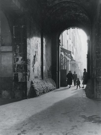 YANTCHEVSKY Nicolas
RUELLE À PARIS. PHOTOGRAPHIE...
