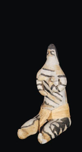 Statuette féminine assise Céramique gris-beige...
