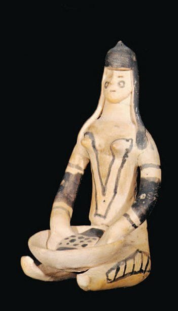 Femme assise Elle porte sur les genoux une...