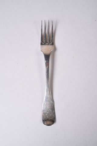 Une fourchette en argent, modèle uniplat,...