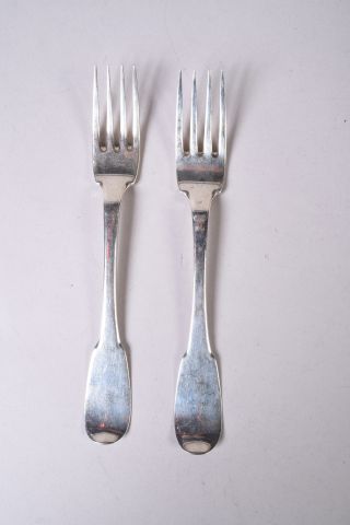 Suite de deux fourchettes en argent, modèle...