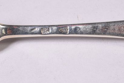 Une fourchette en argent, modèle uniplat,...