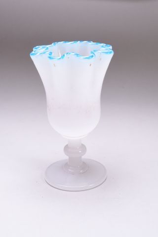 Clichy. Vase de papetier sur pied à bord...