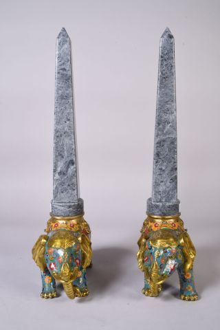 Paire d'éléphants en bronze cloisonné supportant...