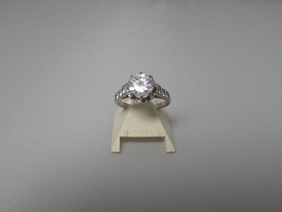 Bague en platine sertie d'un diamant de taille...