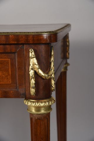 Bureau en placage de noyer en frisage, le...