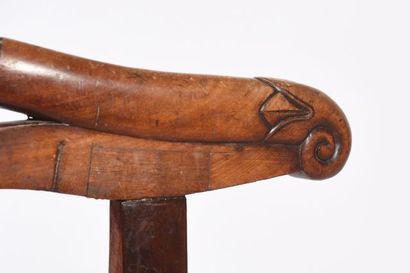 Chaise de harpiste en acajou, le dossier...