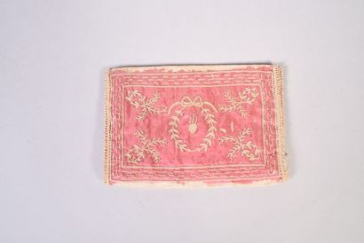 Pochette à deux volets à rabats garnie de...