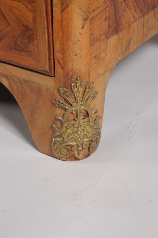 Commode légèrement galbée en placage de noyer...