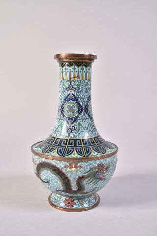Lot de trois vases en bronze et émaux cloisonnés...
