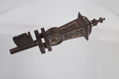 Rare clef de maîtrise à lanterne en fer forgé...