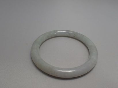 Bracelet jonc en jadéite légèrement mauve....
