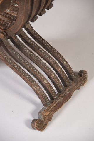 Siège curule pliant en bois et incrustations...