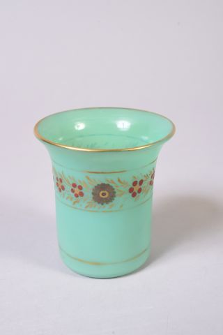 Gobelet en opaline vert jade à décor Desvignes...