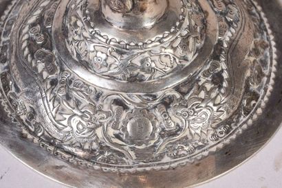 Petite coupe à verser en argent sur pied...