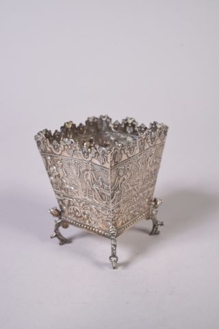 Petite jardinière quadrangulaire en argent...
