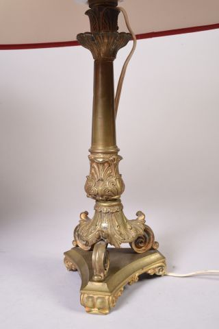 Paire de flambeaux en bronze doré, le fût...