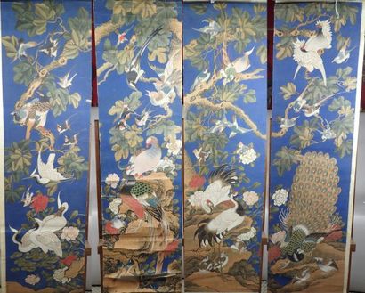 Ensemble de quatre peintures verticales formant...