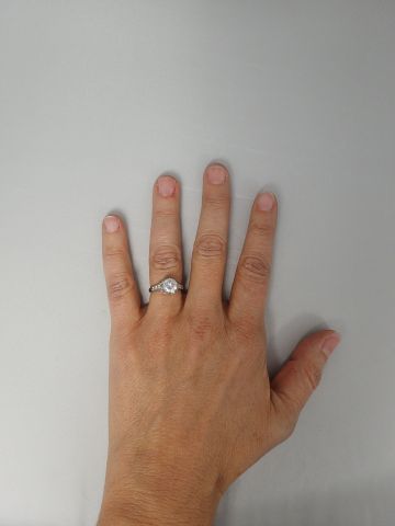 Bague en platine sertie d'un diamant de taille...