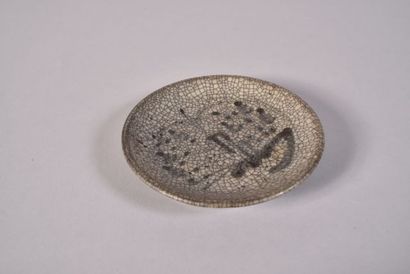 Lot de trois petites assiettes, l’une en...