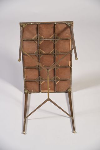 Table basse en laiton, le plateau en carreaux...