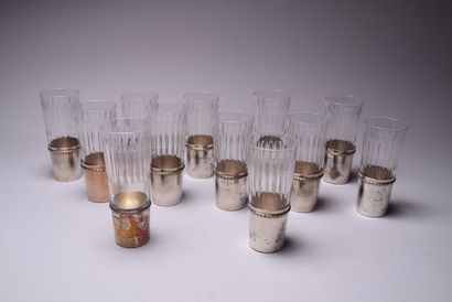 Service de douze verres à thé en cristal...