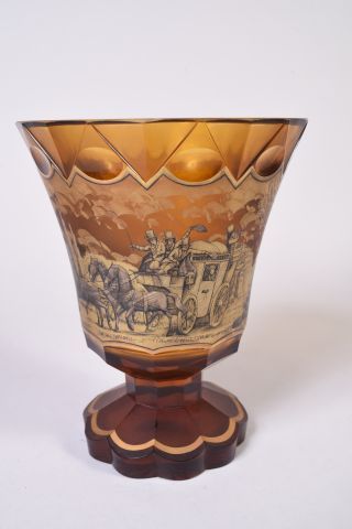 Vase en cristal de Bohème orangé de forme...