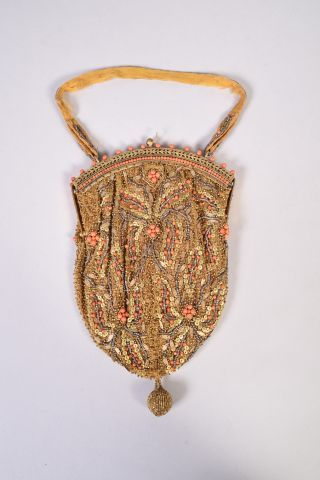 Sac en tissu rebrodé de perles de corail,...